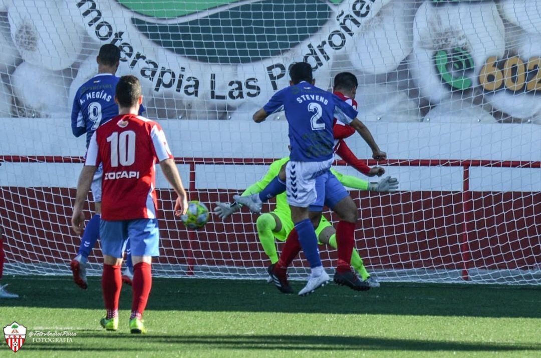 Stevens marcando un gol en el Municipal de Las Pedroñeras