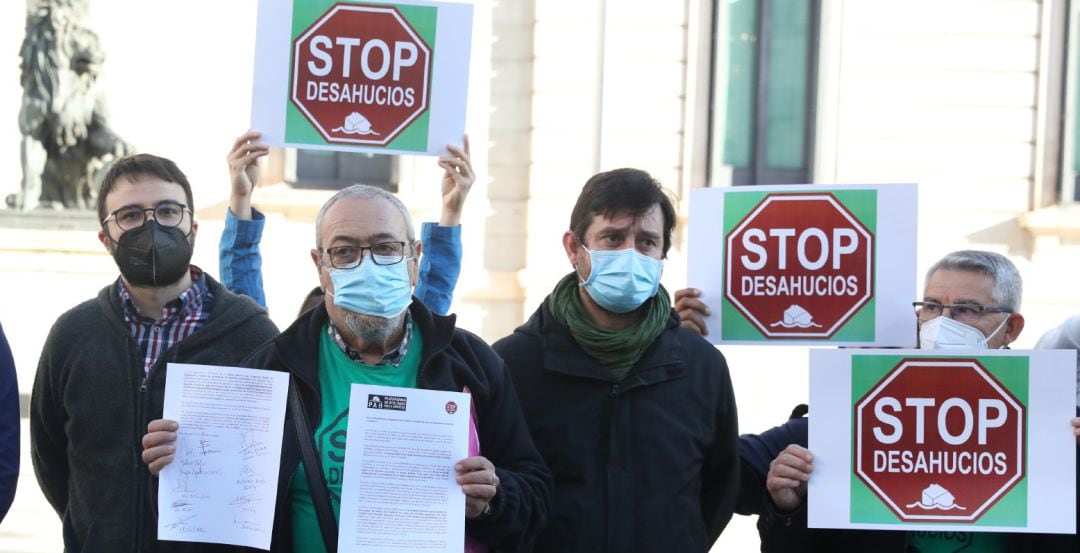 El portavoz de la Plataforma de Afectados por la Hipoteca (PAH), Paco Entregan una petición para paralizar desahucios y cortes de suministros a familias vulnerables.