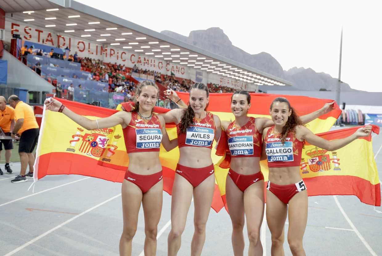 Berta Segura, Eva Santidriàn, Carmen Avilés y Sara Gallego tras vencer en los  los 4x400 metros femeninos