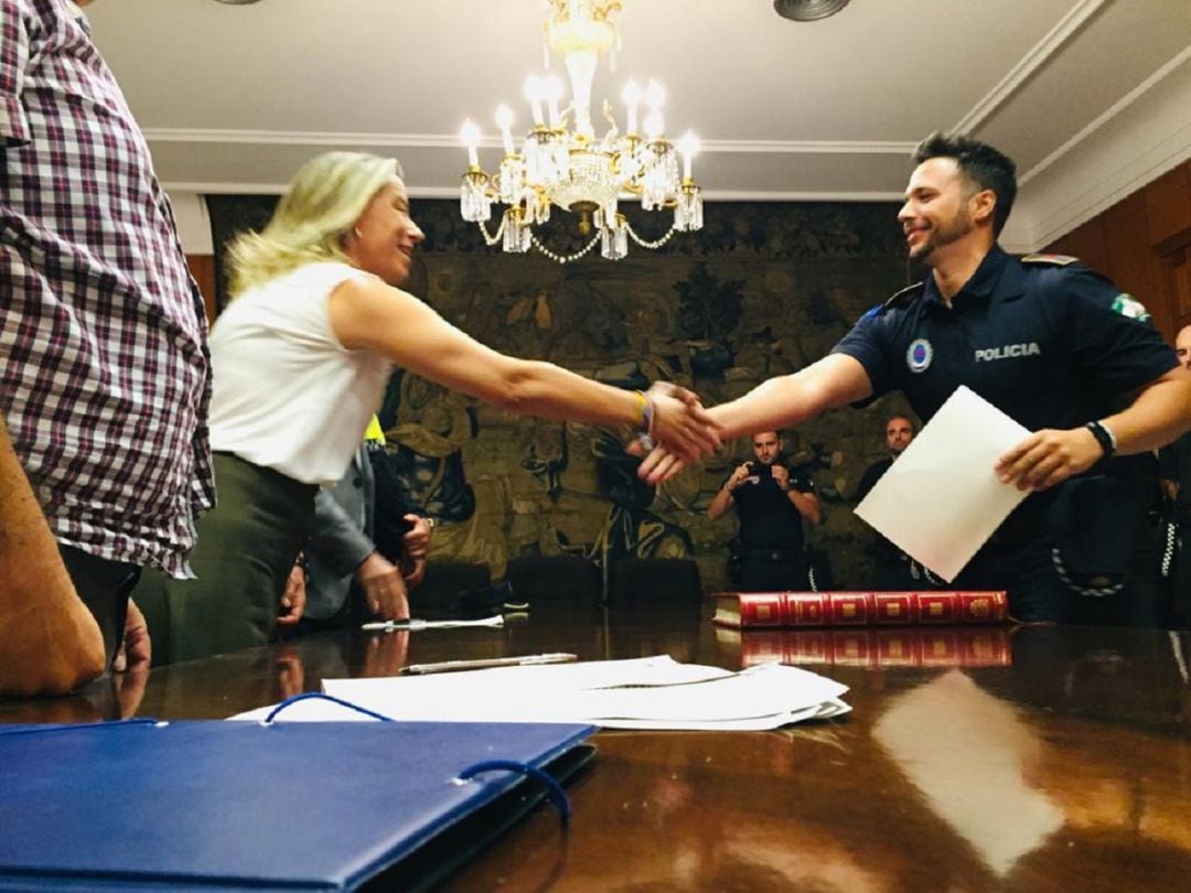 Acto de jura del cargo en el Ayuntamiento de Córdoba. La primera teniente de alcalde de Córdoba, Isabel Albás, felicita a uno de los nuevos agentes de Policía