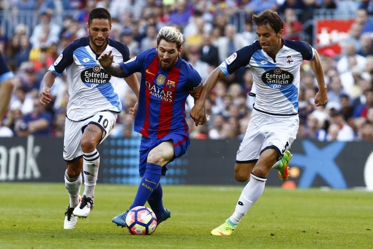  El delantero argentino del FC Barcelona Leo Messi (c) lucha entre el delantero rumano del RC Deportivo de la Coruña Florin Andone (i) y el centrocampista del RC Deportivo de la Coruña Pedro Mosquera (d), durante el partido de la octava jornada de liga en