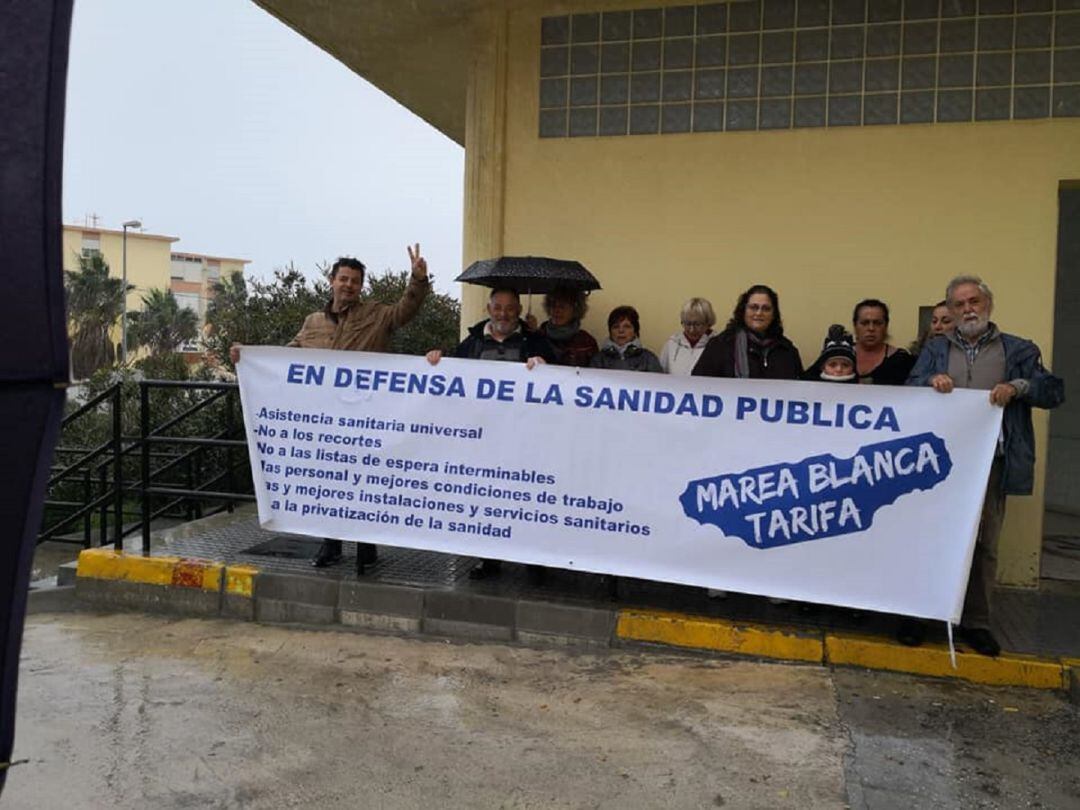 Concentración del colectivo &quot;Marea Blanca&quot; de Tarifa
