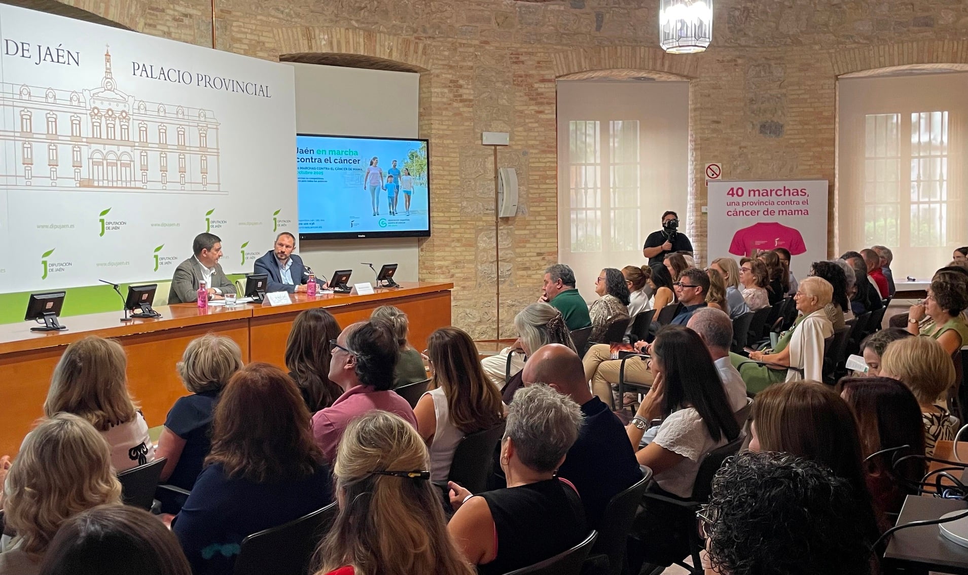 Momento de la presentación, con el presidente de la Diputación, Francisco Reyes, y el presidente de la AECC Jaén, Antonio Ruano