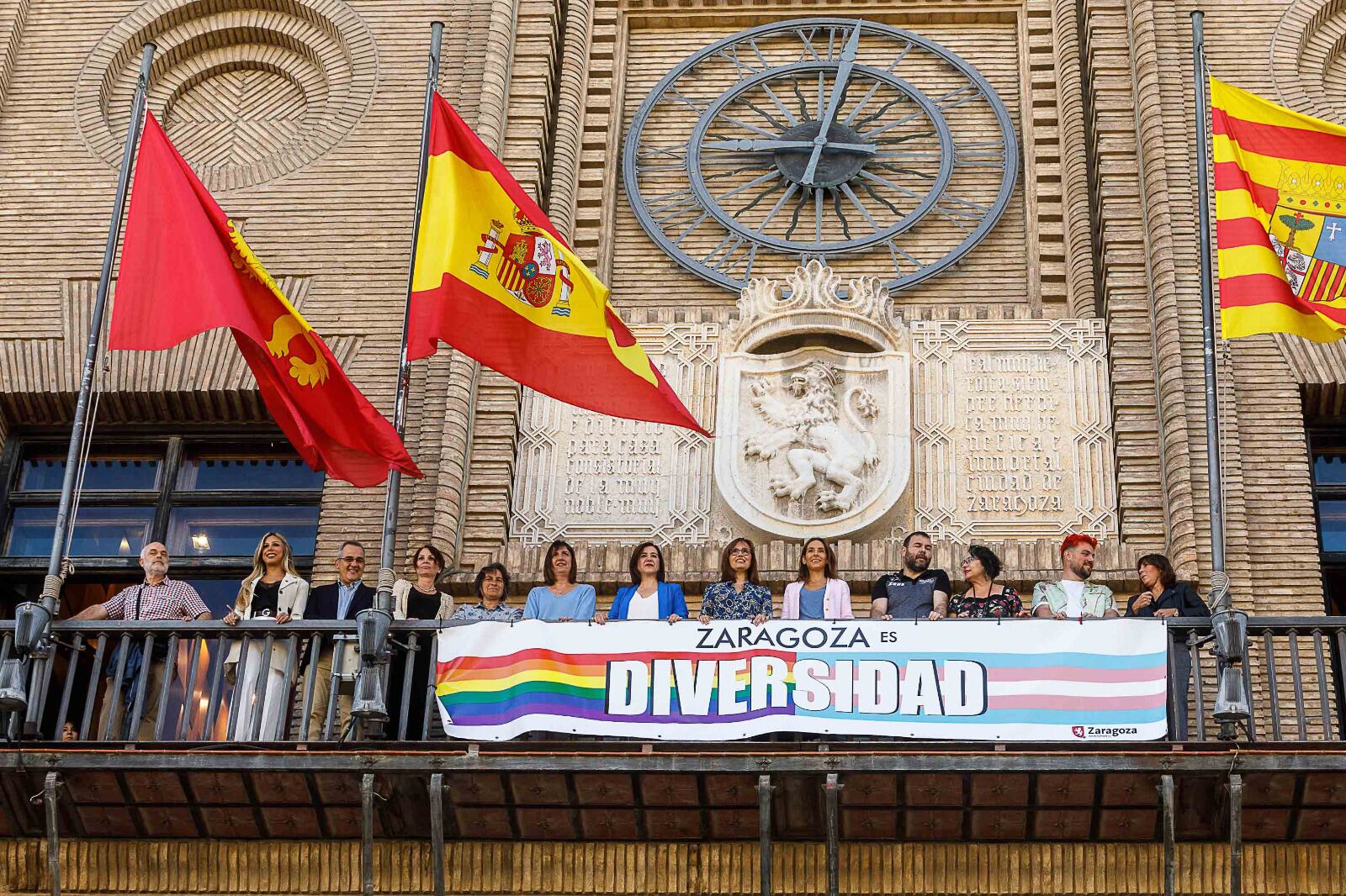 Zaragoza es diversidad: La bandera LGTBI y Trans vuelve al balcón del Ayuntamiento de Zaragoza