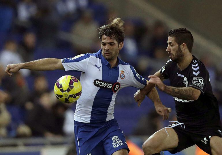 GRA232. CORNELLÀ-EL PRAT (BARCELONA), 04/01/2015.- El defensa del Eibar Manuel Castellano, "Lillo" (d) pugna con Víctor Sánchez, centrocampista del RCD Espanyol, durante el partido de la decimo séptima jornada de Liga de Primera División disputado esta no