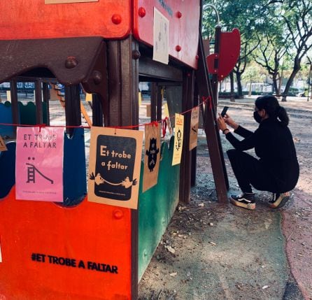 Cartel con el mensaje &quot;et trobe a faltar&quot; que Arquilecturas ha colocado en un parque de València.