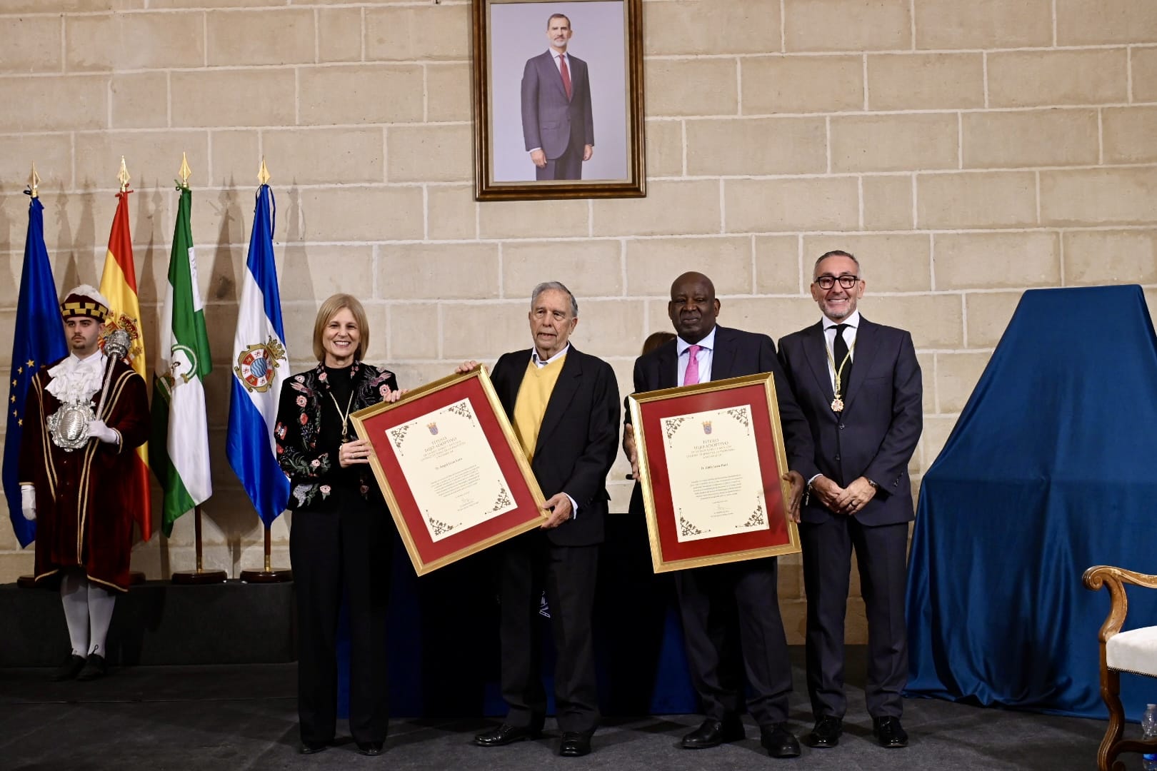 Ángel León y Eddy Jean Paul, junto a alcaldesa de Jerez, María José García-Pelayo, y el delegado Tomás Sampalo tras recibir la distinción como Hijos Adoptivos de la ciudad
