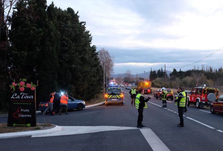 Personal de Emergencias asegura el perímetro después de la colisión de un autobús escolar, en el sureste de Francia, con un tren