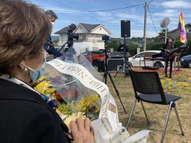 La cantautora Isabel Revilla puso música al acto cargado de momentos emotivos de los familiares