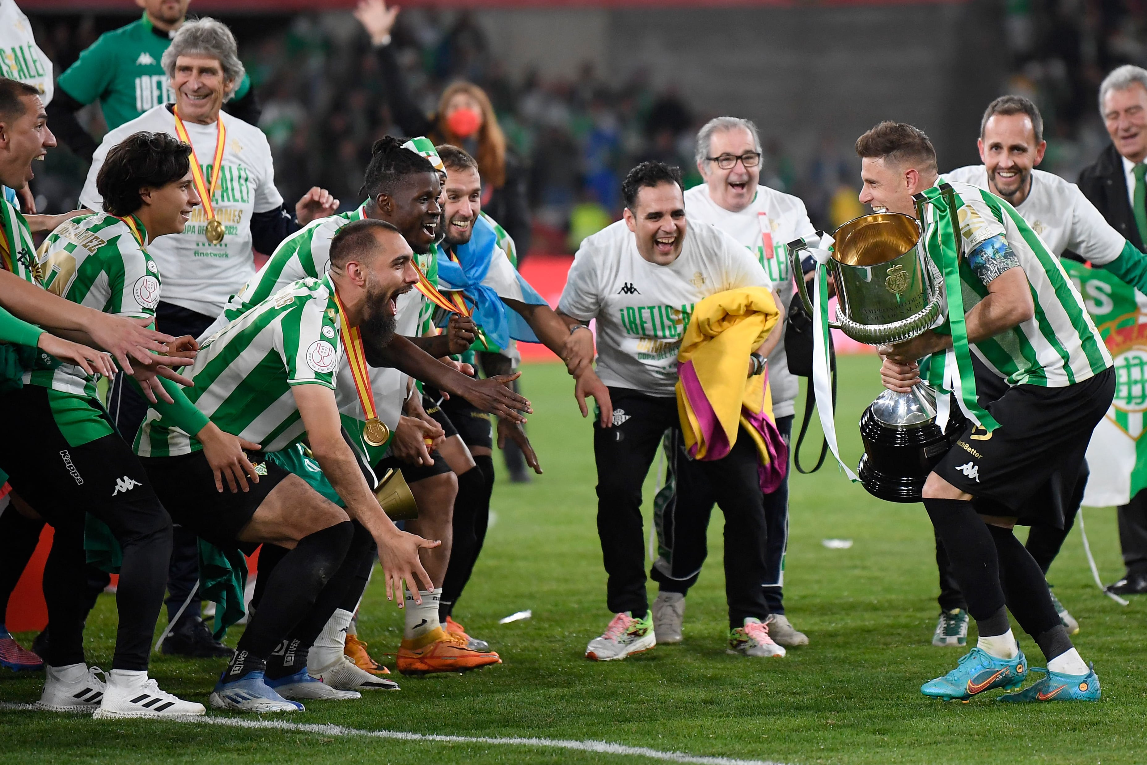 Los futbolistas del Real Betis sobre el césped de La Cartuja celebrando la Copa del Rey