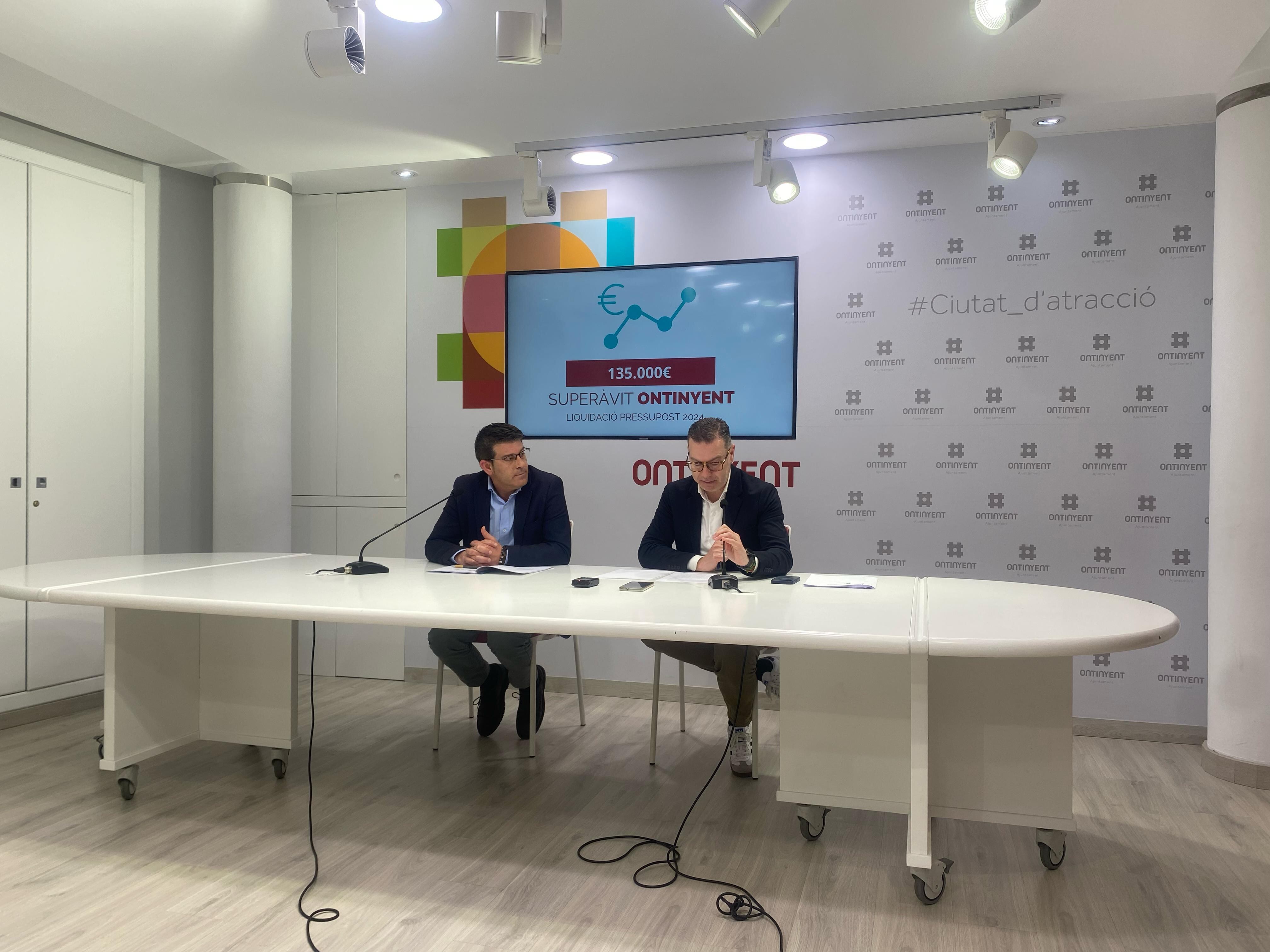 Juan Pablo Úbeda, concejal de Hacienda, y Jorge Rodríguez, alcalde de Ontinyent, durante la rueda de prensa celebrada para presentar la liquidación presupuestaria de 2024