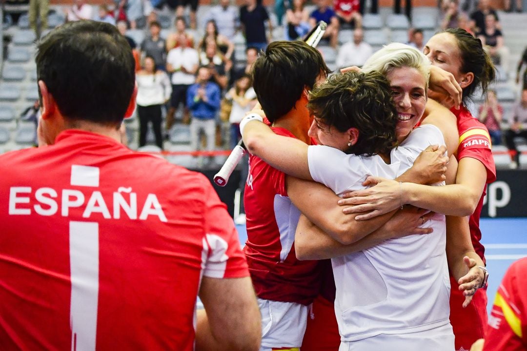 Las jugadoras de la selección española se abrazan tras la victoria ante Bélgica