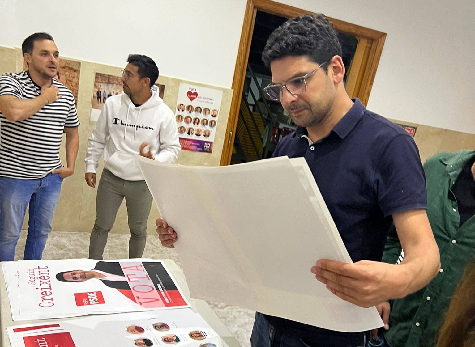 Pablo Puig, durante la pegada de carteles al inicio de campaña.