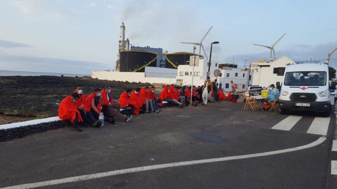 Imagen de archivo de migrantes atendidos en Lanzarote tras llegar en patera.