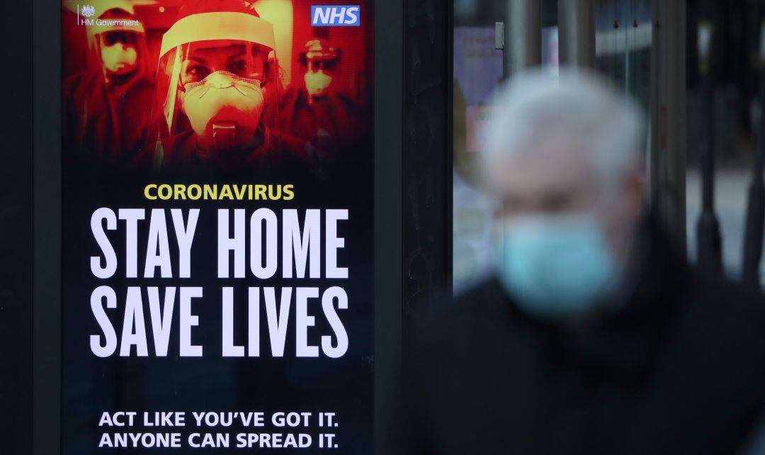 Un cartel de la campaña del Servicio Nacional de Salud británico (NHS, por sus siglas en inglés) en Glasgow, Escocia