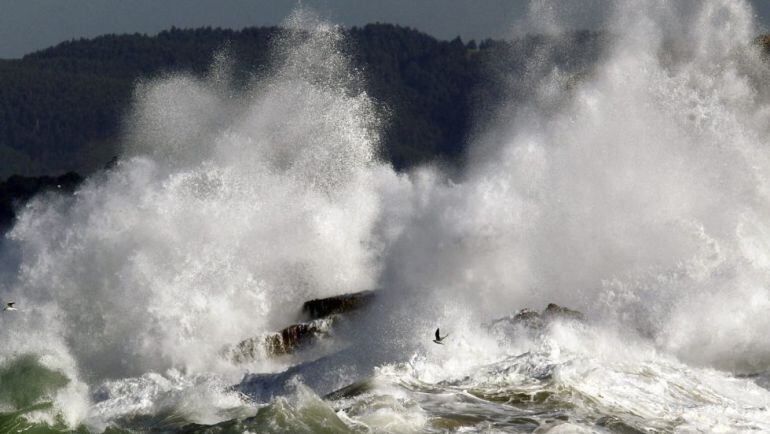 En el mar, la existencia de fuerte marejada, aconsejaba a los buques que unen Melilla con Málaga, Motril y Almería, quedarse en puerto