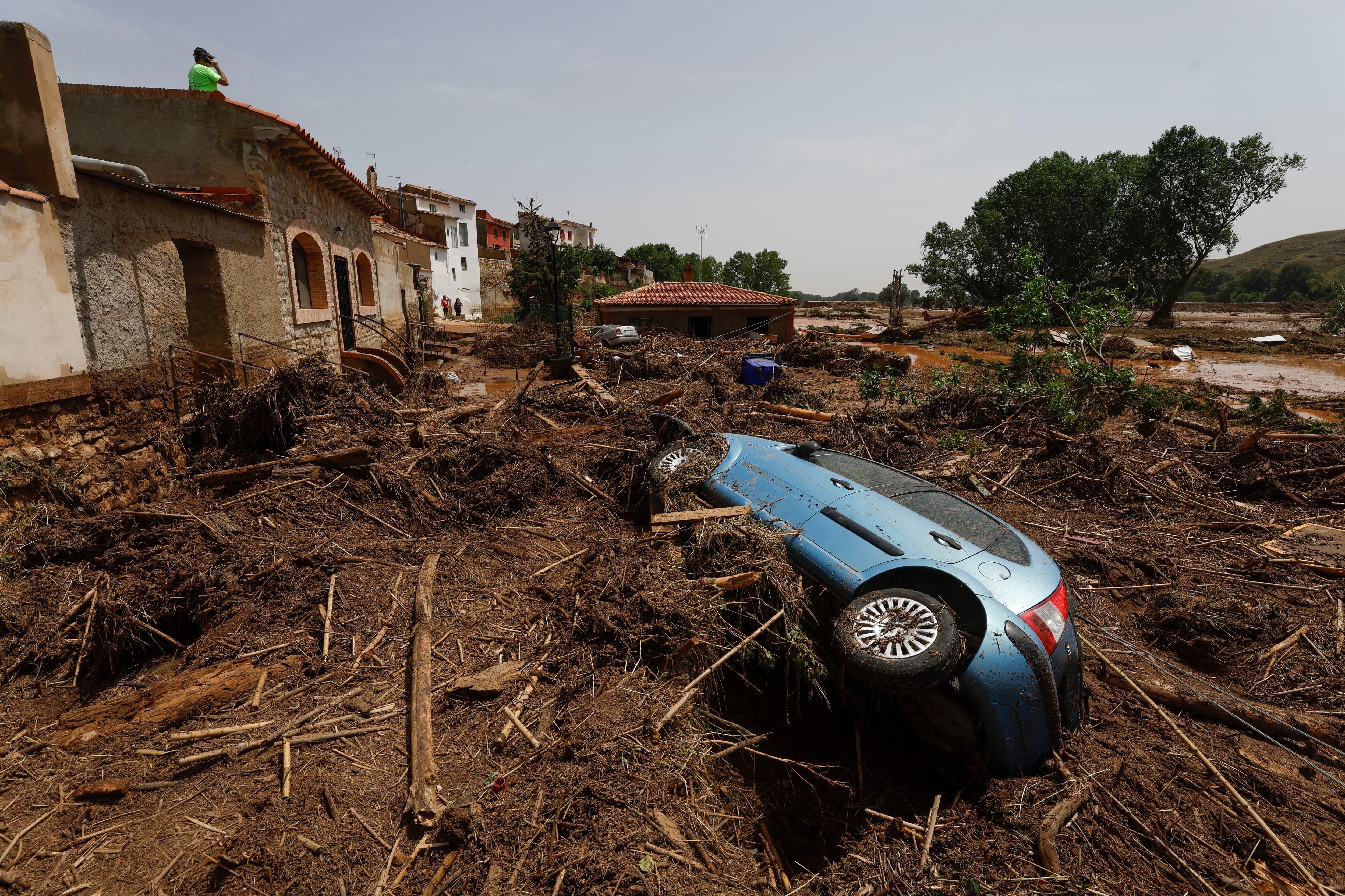 AZUARA (ZARAGOZA), 14/06/2025.- Vista este sábado de los daños materiales provocados por las intensas tormentas de ayer en la localidad de Azuara (Zaragoza). Cuatro carreteras permanecen cortadas tras las fuertes tormentas que descargaron a última hora de este viernes en zonas de la provincia de Zaragoza y Teruel y que obligaron al rescate de diez vecinos de la localidad de Letux atrapados por el agua. EFE/ Javier Cebollada