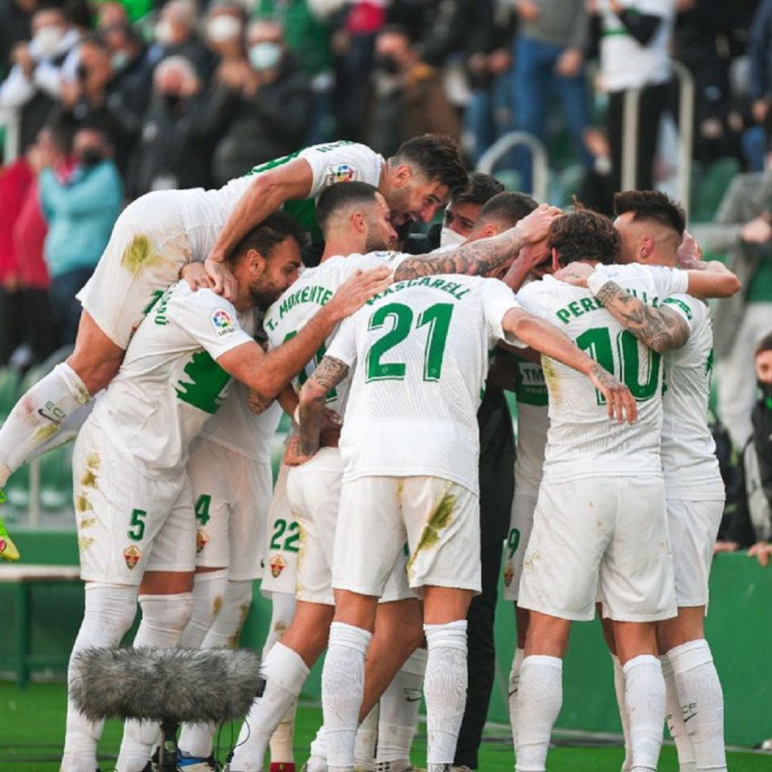 El Elche celebró hecho una piña el gol de Boyé y la victoria ante el Villarreal