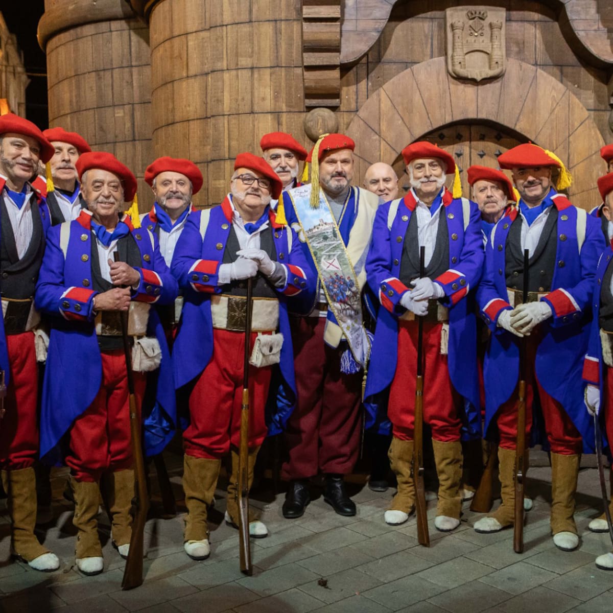 La escuadra del 150 aniversario de los Navarros, en la capitanía dels Suavos de Bocairent