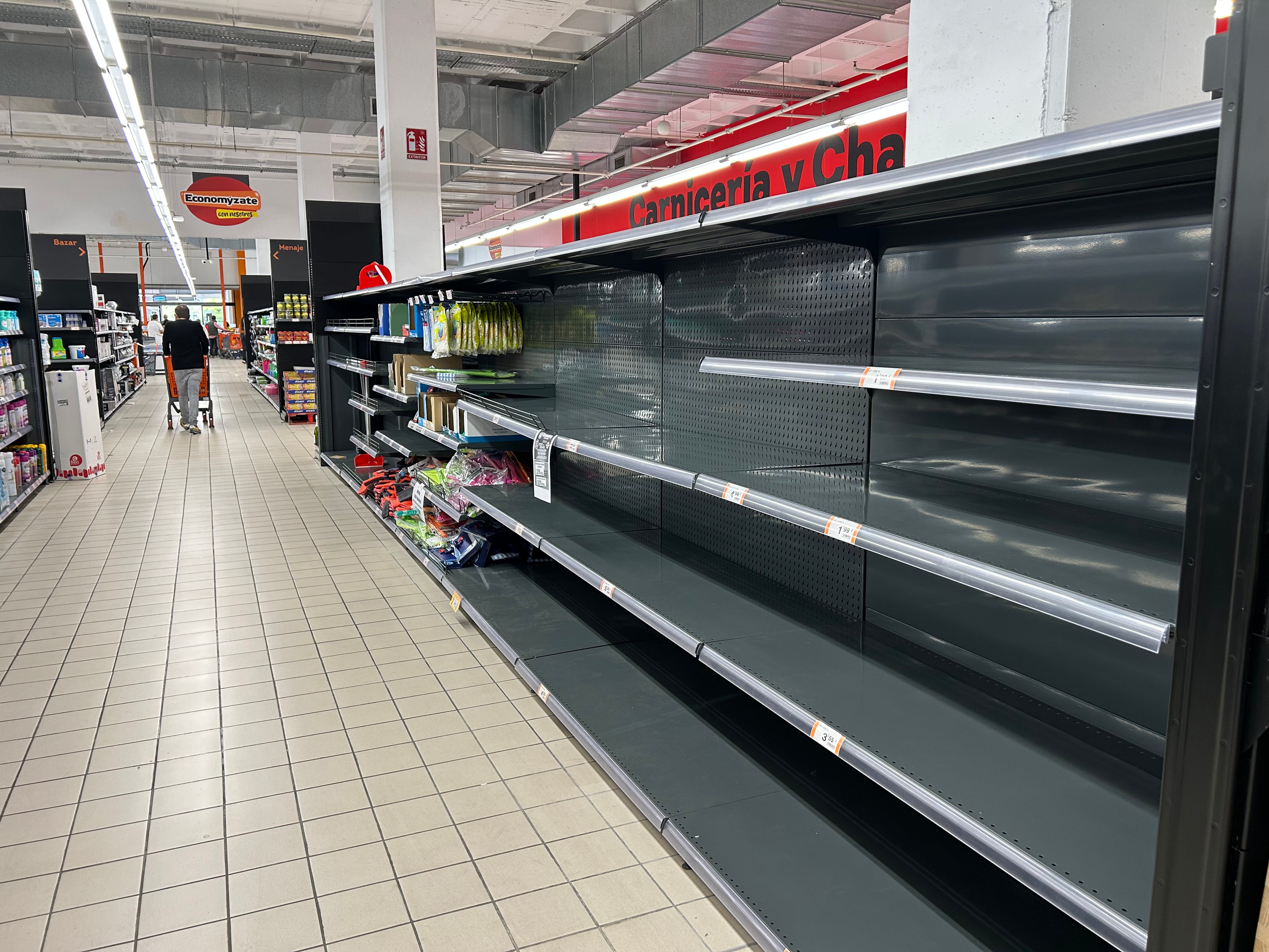 El supermercado Economy Cash, vacío. Fuente: Radio Xàtiva Cadena SER