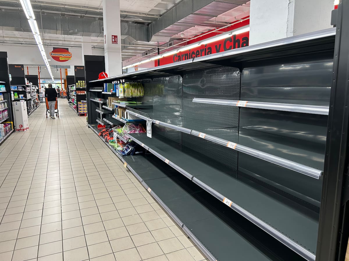 “Es un alivio para el bolsillo”: el cierre de un súper en Xàtiva dispara las compras por sus descuentos