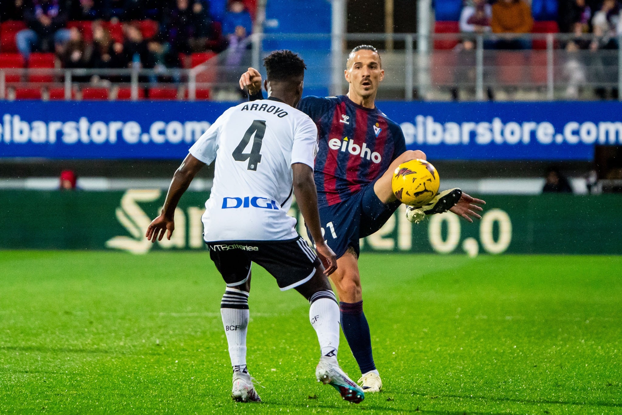 Ríos Reina se ha consolidado en la defensa del Eibar