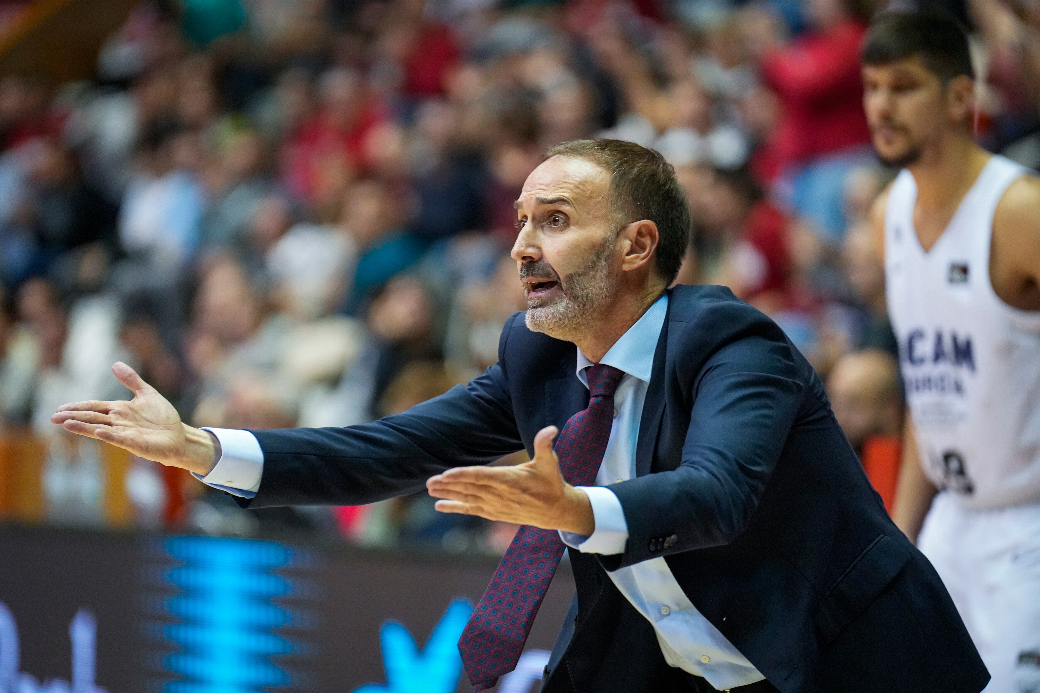 GIRONA, 26/10/2024.- El entrenador del UCAM Murcia, Sito Alonso, durante el partido de la jornada 5 de la Liga Endesa entre UCAM Murcia y Bàsquet Girona, este sábado en Girona. EFE/ David Borrat
