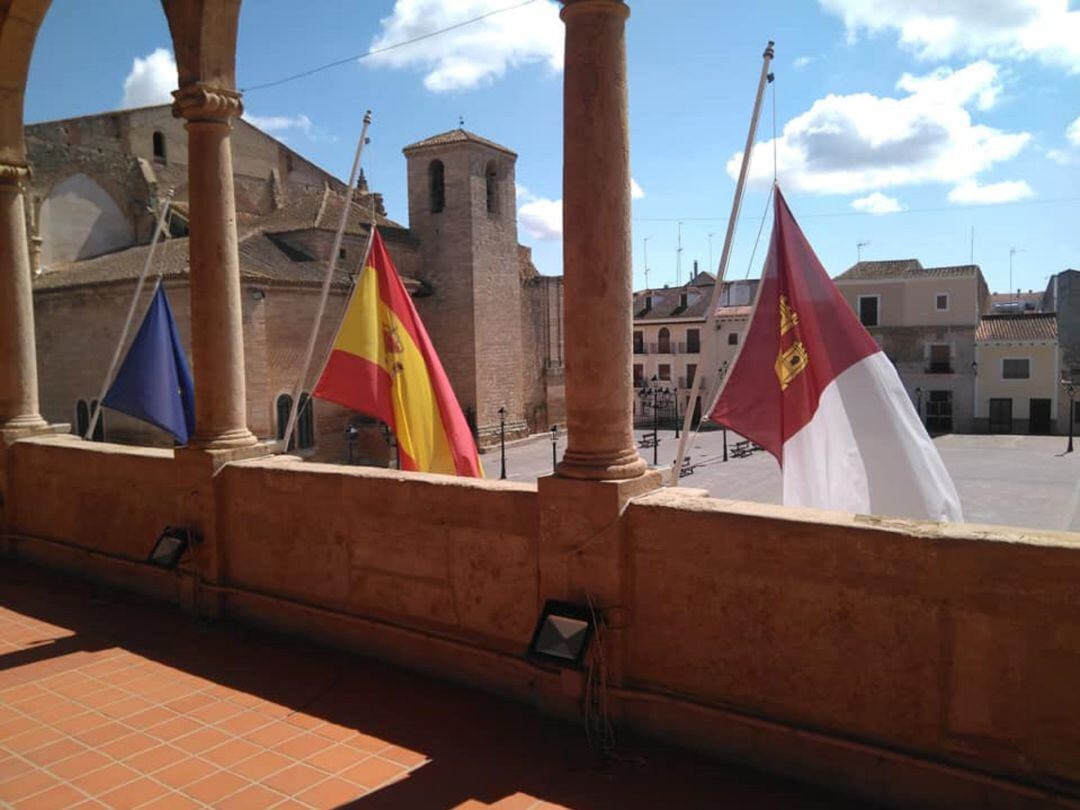 Bandera a media asta en el Ayuntamiento de Villarrobledo