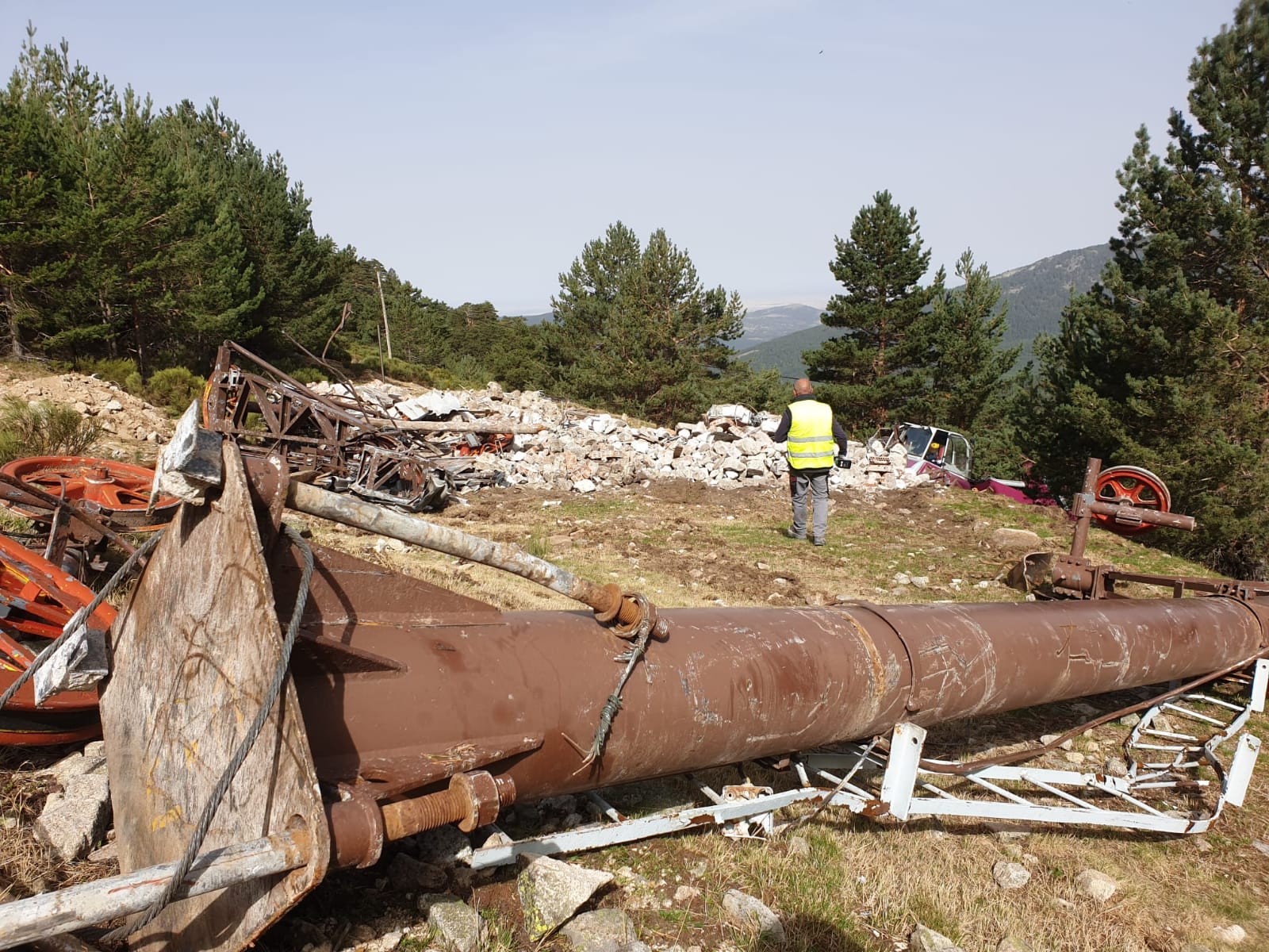 El Gobierno trabaja en la eliminación de los remontes de esquí en desuso en el Pinar de Valsaín y Guarramillas