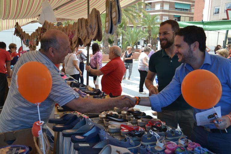 Ciudadanos visitando la Plaza de Madrid