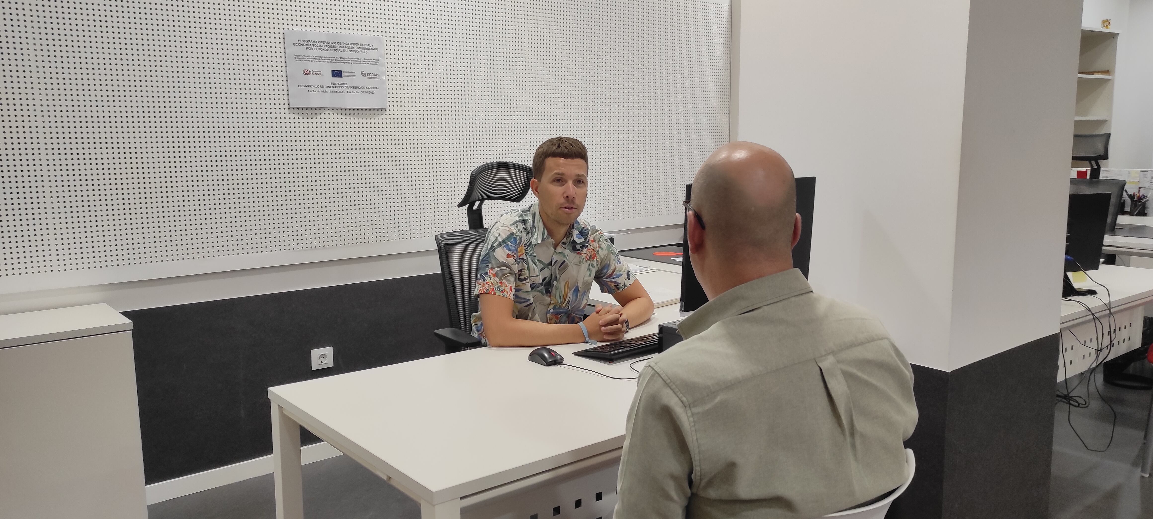 Orientador de Cogami atendendo a un usuario.