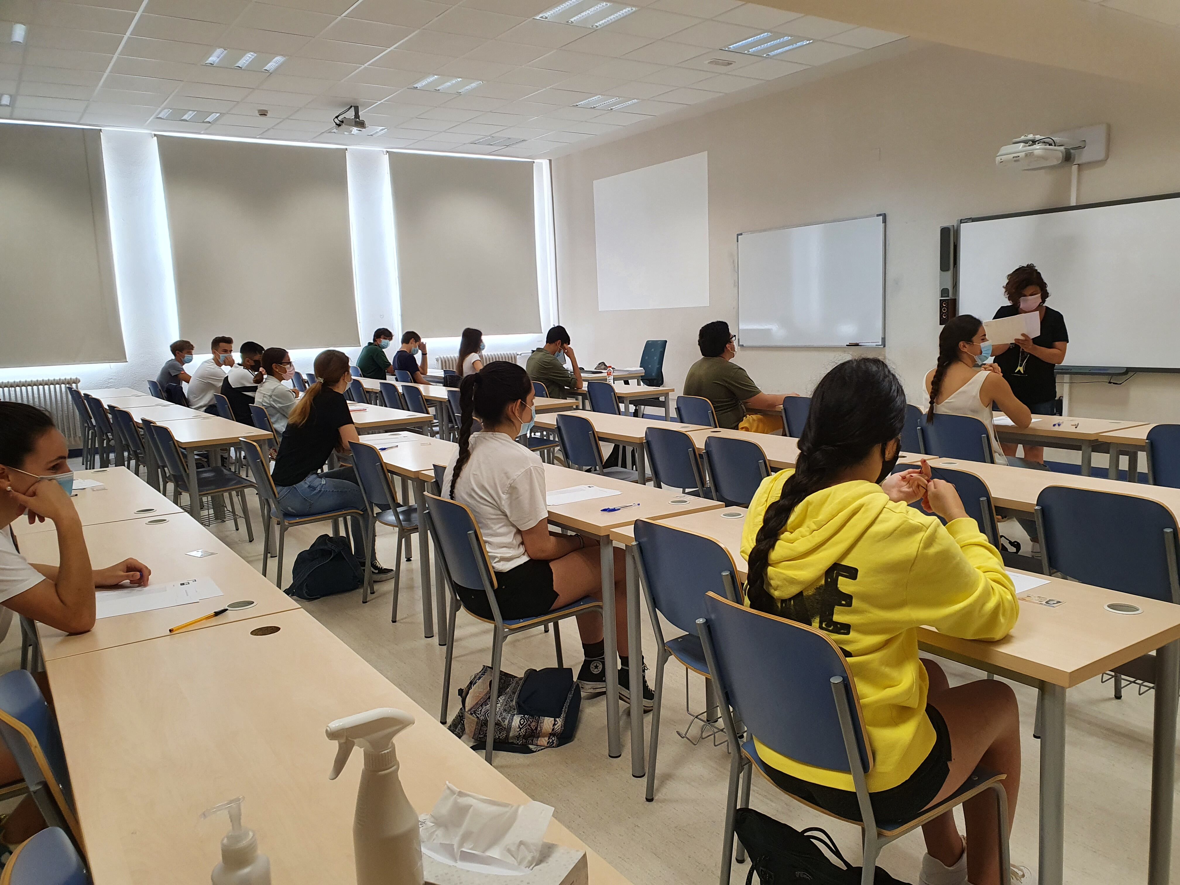 Alumnos realizando las pruebas de la EBAU.