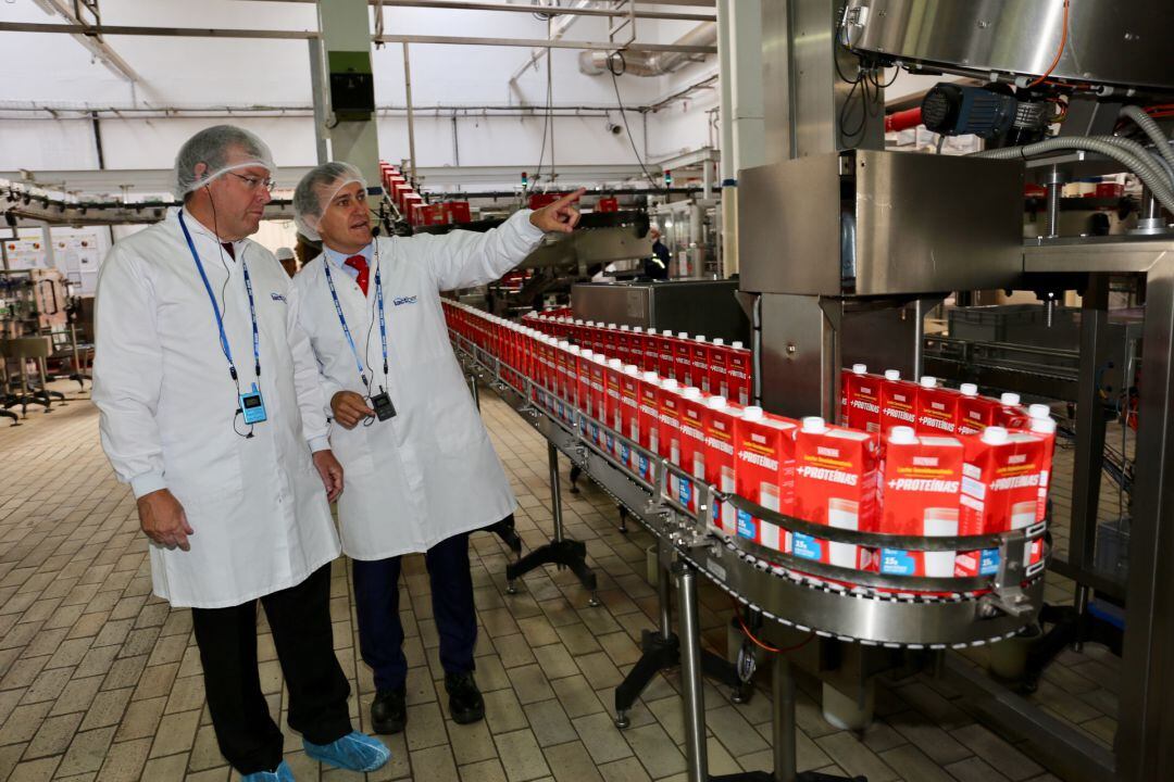 El alcalde, Antonio Silván, visita las instalaciones de Lactiber