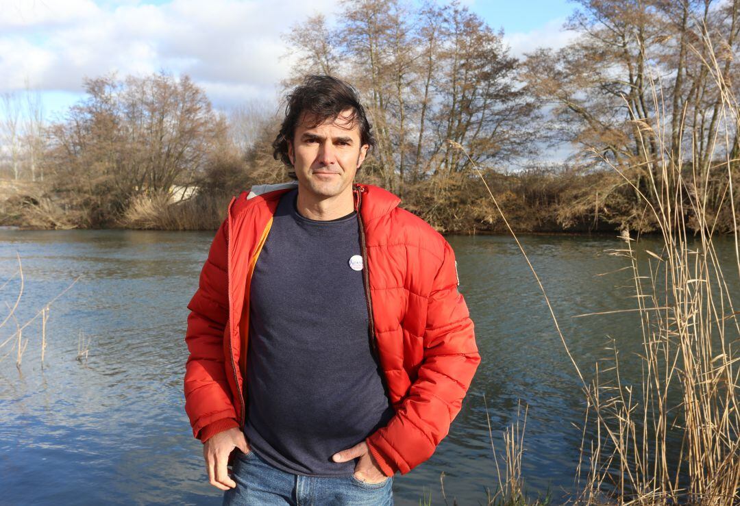 El alcalde de Husillos (Palencia),Juan Jesús Nevares, junto al río Carrión a su paso por la localidad