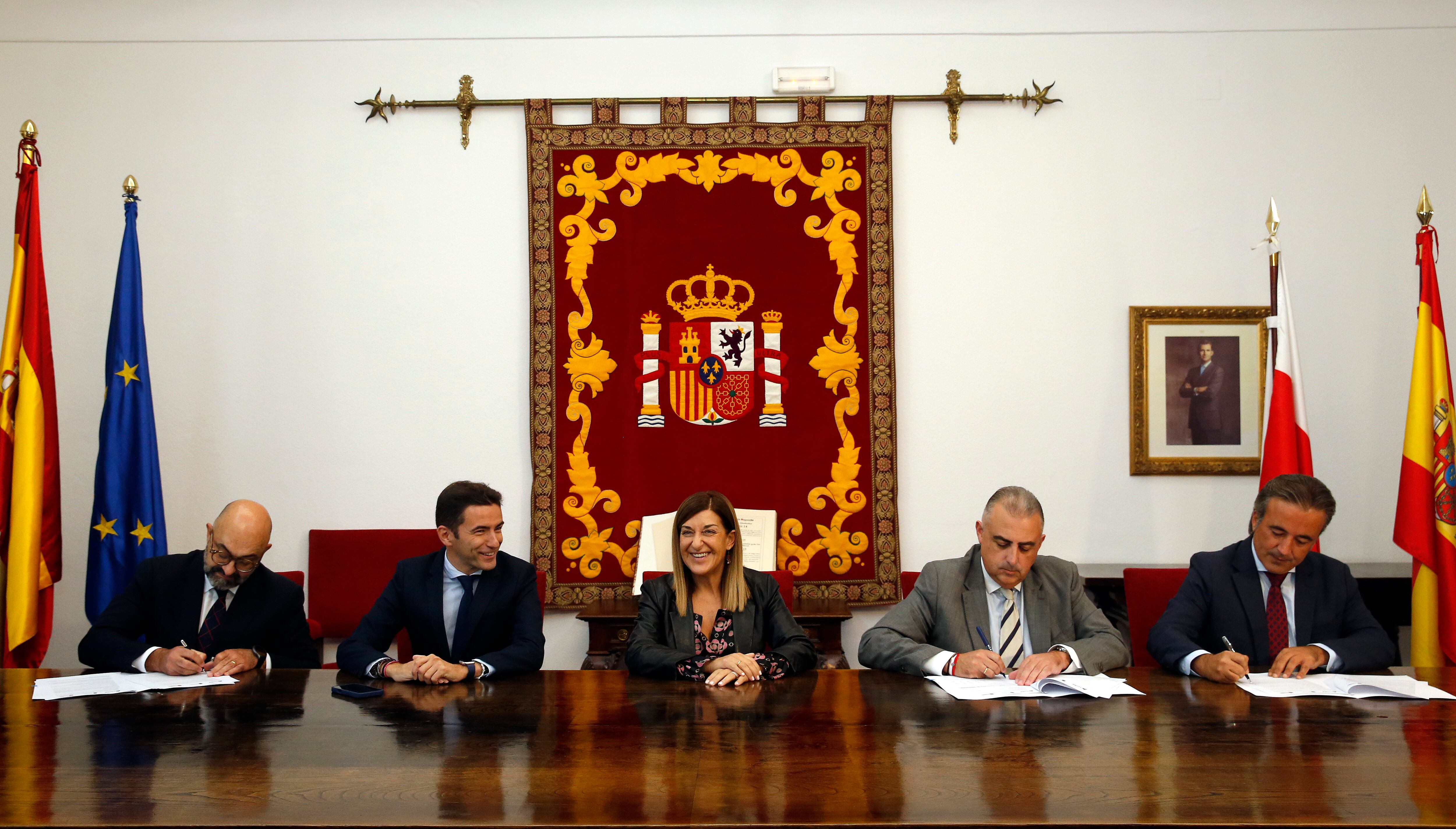 La presidenta de Cantabria, María José Sáenz de Buruaga, asiste a la firma del convenio para el cubrimiento de la vía del ferrocarril en Maliaño, Camargo. 
20 oct 25