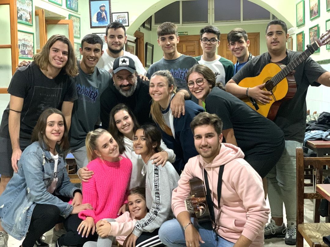 Componentes de la comparsa juvenil Brujas junto a Jesús Silva