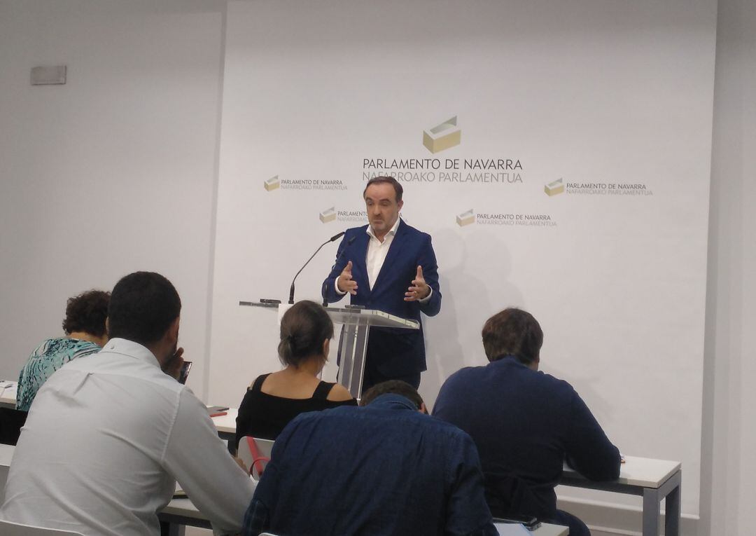 Javier Esparza (Navarra Suma) en la rueda de prensa posterior a la Mesa y Junta de Portavoces