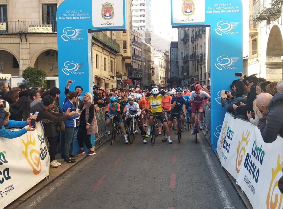 Salida desde la plaza del Ayuntamiento de la etapa de la Volta Ciclista a la Comunitat Valenciana