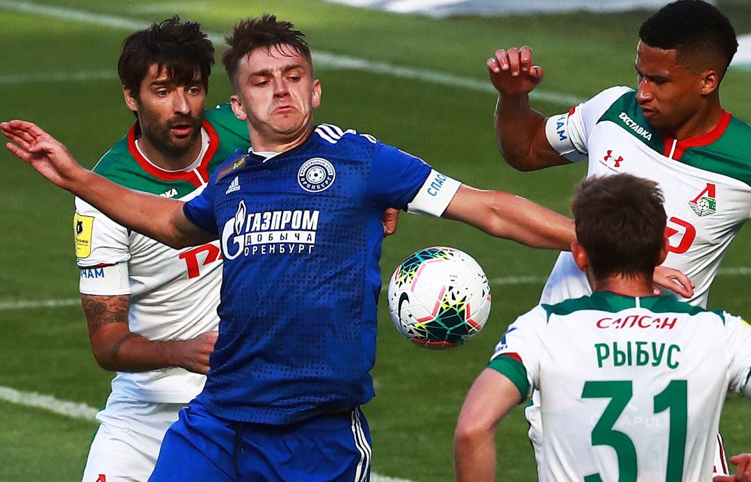 Un encuentro del Orenburg ante el Lokomotiv.