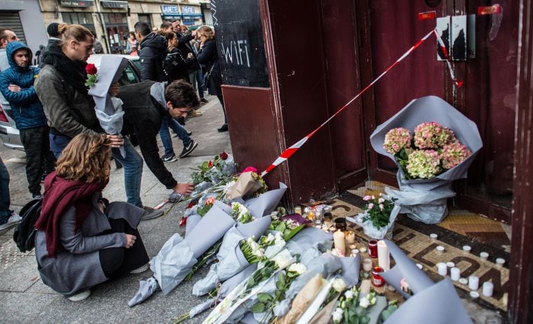 Cientos de personas dejan flores en uno de los puntos afectados por los atentados de París