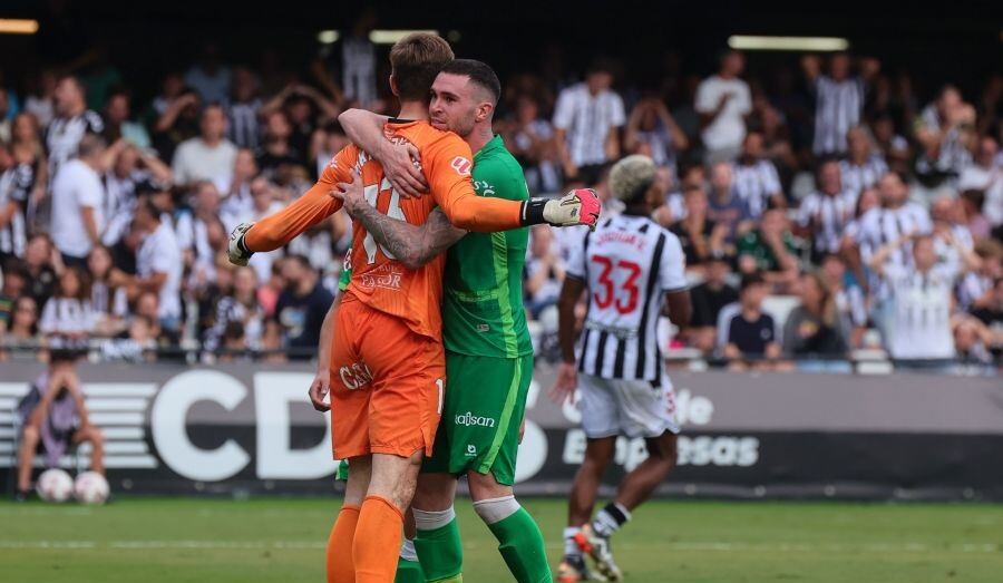 Manu Hernando abraza a Jokin Ezkieta tras una gran parada en Castalia.