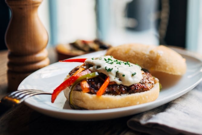 Hamburguesa estacional de calamar con verduras y mayonesa de limón, de El Filete Ruso (Barcelona).