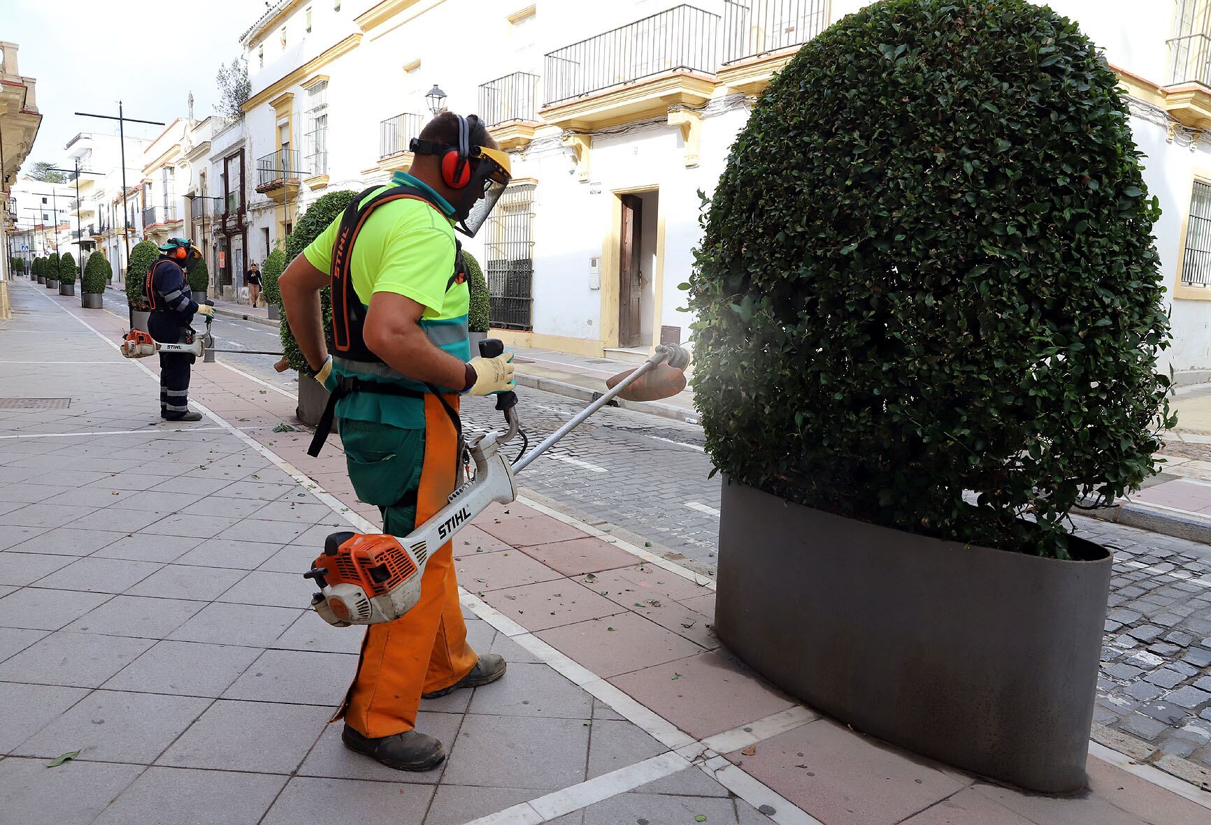 Operarios municipales de Jerez realizando labores de desbroces en Jerez