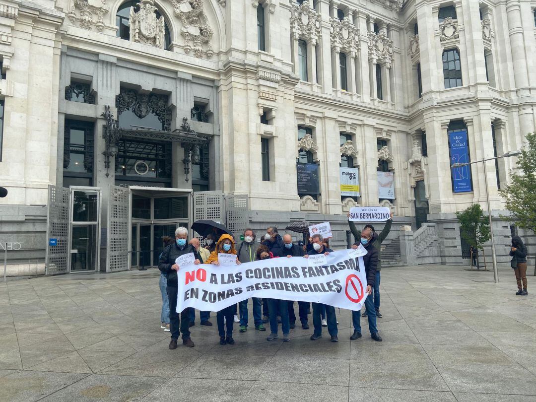 Miembros de la Federación Regional de Asociaciones Vecinales de Madrid (FRAVM) frente al Ayuntamiento de la capital