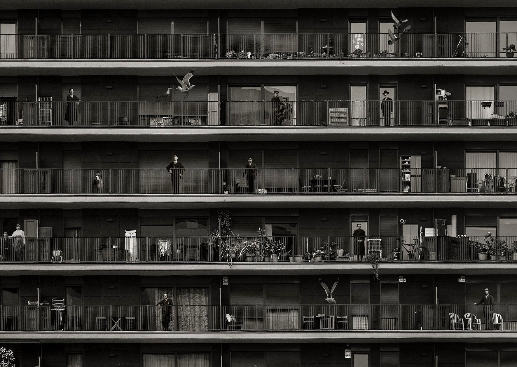 La fotografía refleja una fusión entre retratos antiguos de familiares y un edificio actual