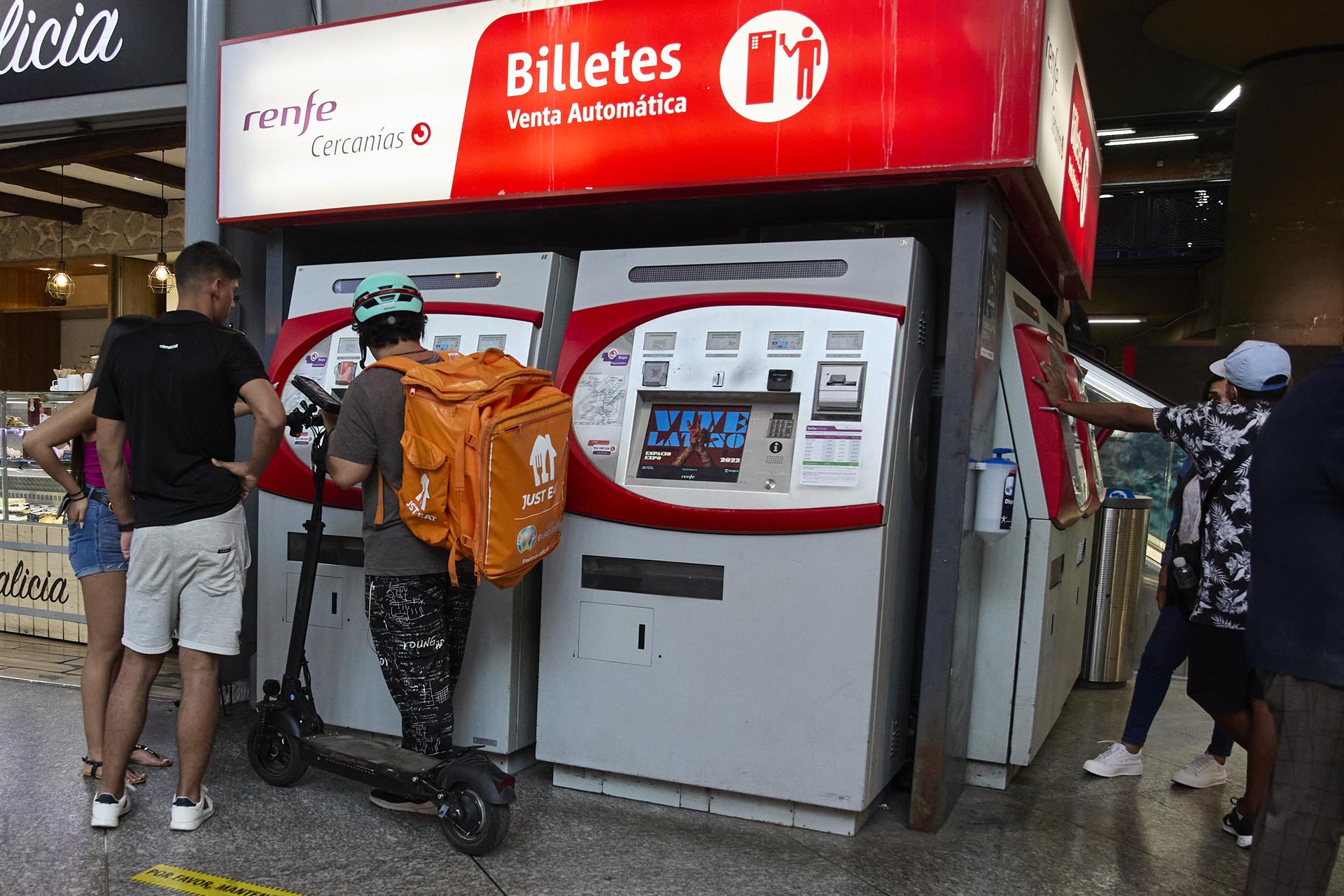 Varias personas en una máquina de venta de billetes en la estación Madrid-Atocha Cercanías, a 8 de agosto de 2022, en Madrid (España). Renfe abre hoy el registro en su web para que los clientes puedan solicitar el abono gratuito