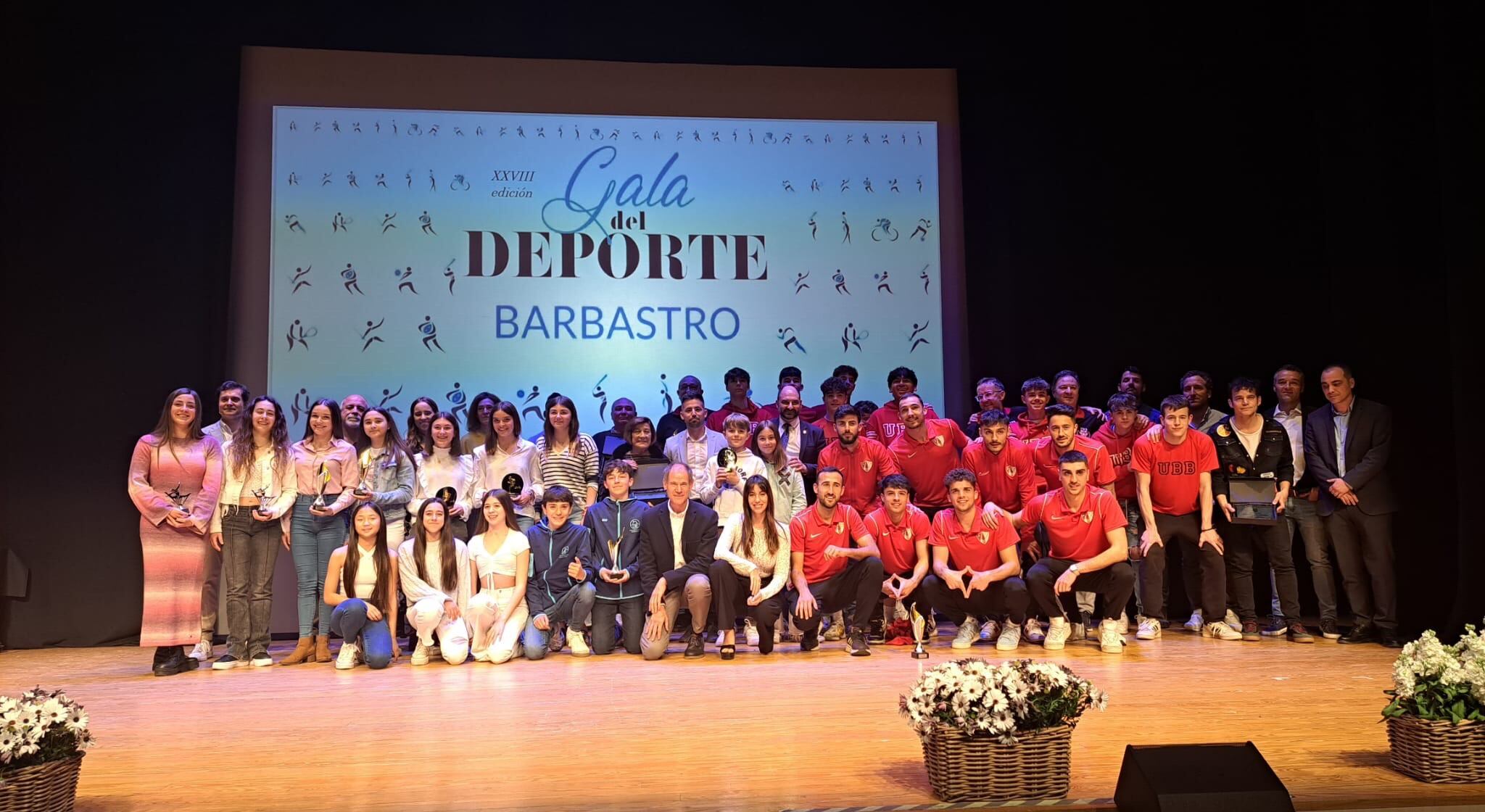 Foto de familia de todos los deportistas premiados. Foto: Ayuntamiento de Barbastro