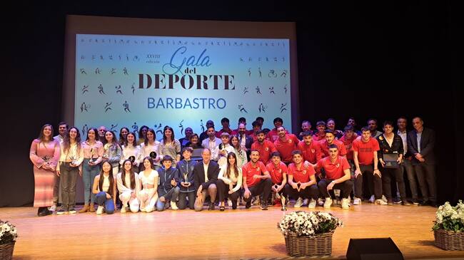 Foto de familia de todos los deportistas premiados. Foto: Ayuntamiento de Barbastro