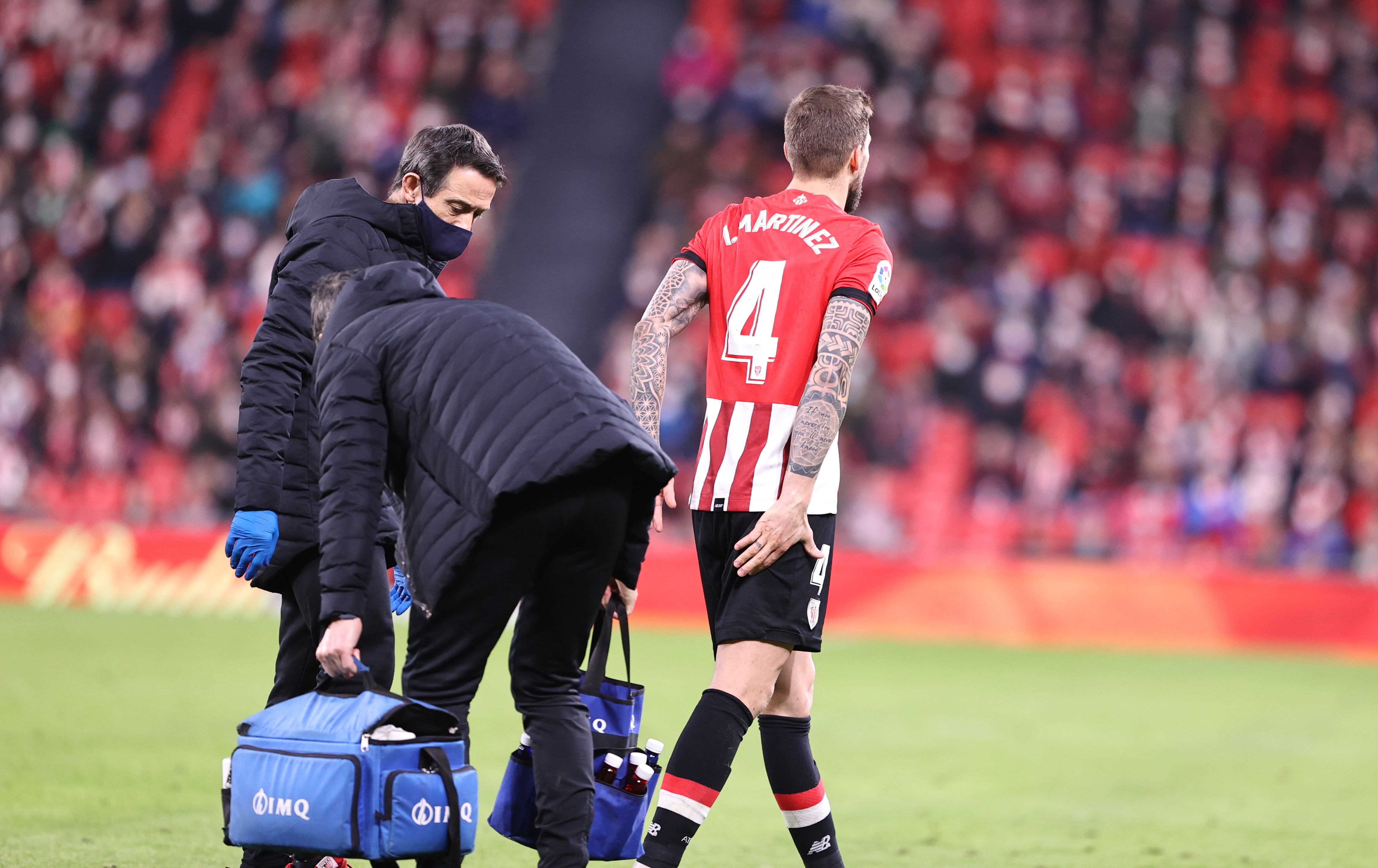 Iñigo Martínez se retira lesionado en el partido ante el Levante