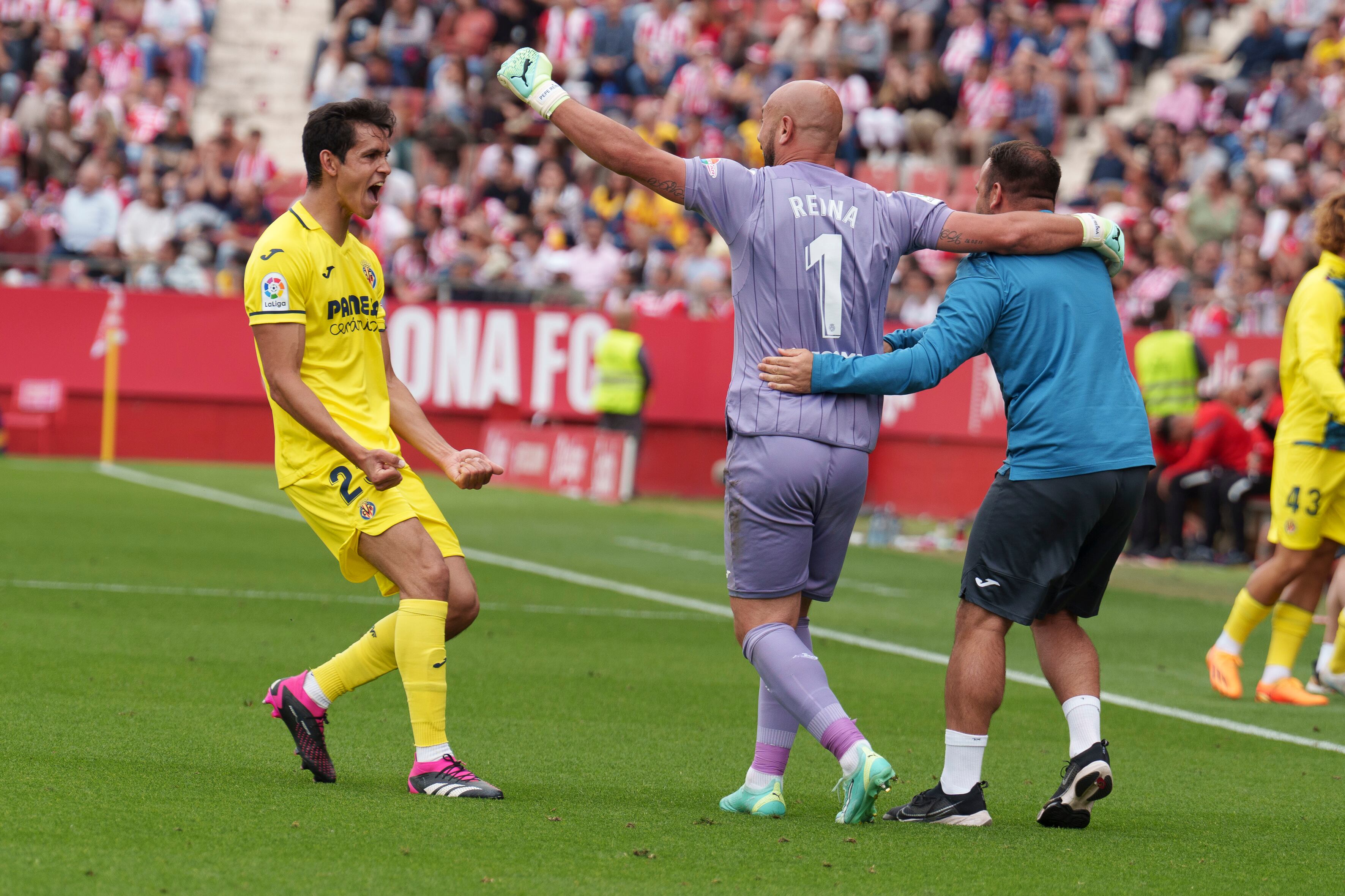 GIRONA, 20/05/2023.- El portero del Villarreal Pepe Reina (c) y el defensa Aissa Mandi (i) celebran el gol de Gerard Moreno durante el partido de LaLiga Santander de la jornada 35 en el estadio municipal de Montilivi. EFE/David Borrat
